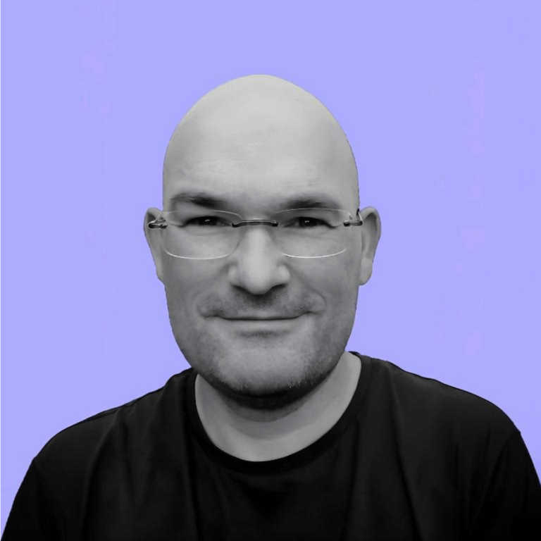 Portrait d'un homme souriant, fond violet.